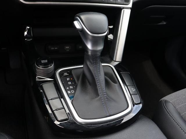 Photo of 2022 Clear White/Black Roof Kia Seltos