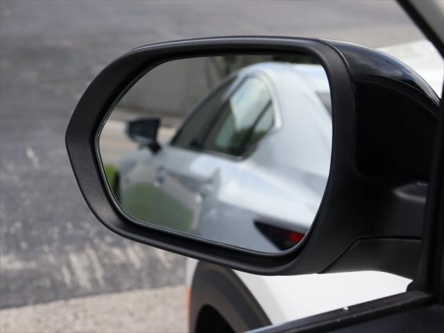 Photo of 2022 Clear White/Black Roof Kia Seltos