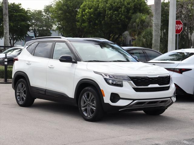 Photo of 2022 Clear White/Black Roof Kia Seltos