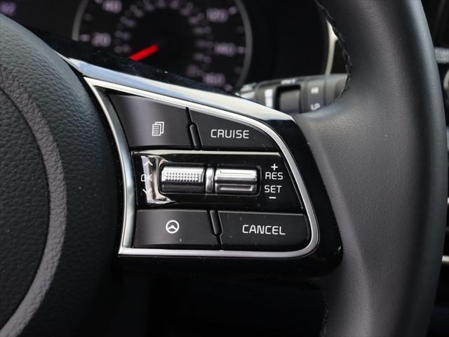 Photo of 2022 Clear White/Black Roof Kia Seltos