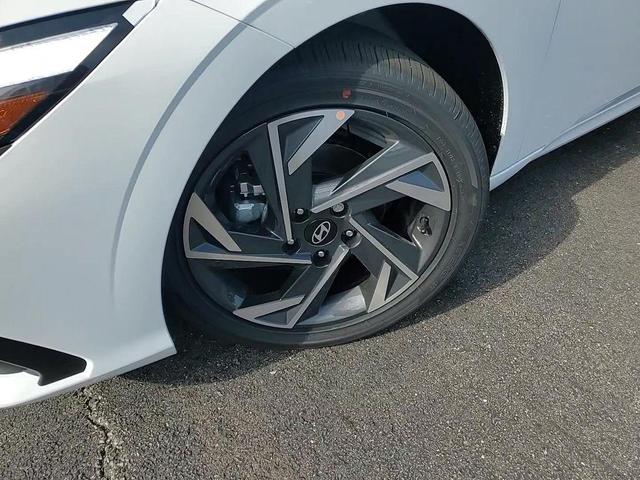 Photo of 2025 White Hyundai ELANTRA HEV