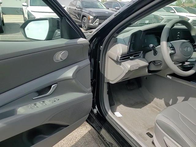 Photo of 2025 Black Hyundai ELANTRA HEV