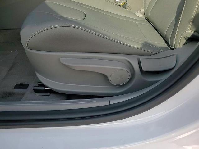 Photo of 2025 White Hyundai ELANTRA