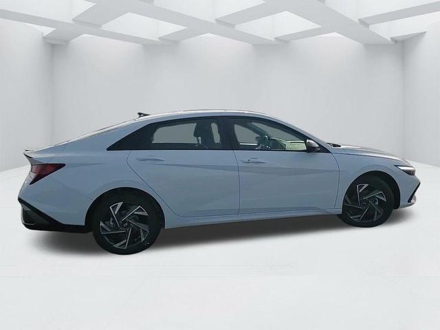 Photo of 2025 White Hyundai ELANTRA