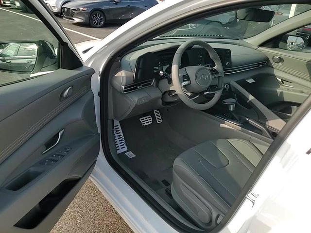 Photo of 2025 White Hyundai ELANTRA