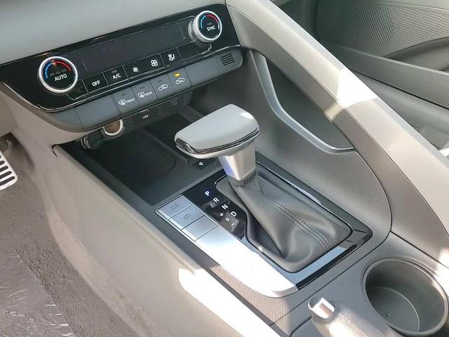 Photo of 2025 White Hyundai ELANTRA