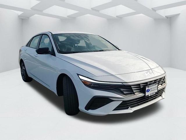 Photo of 2025 White Hyundai ELANTRA