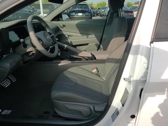 Photo of 2025 White Hyundai ELANTRA