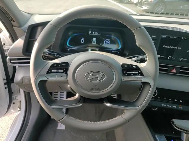 Photo of 2025 White Hyundai ELANTRA
