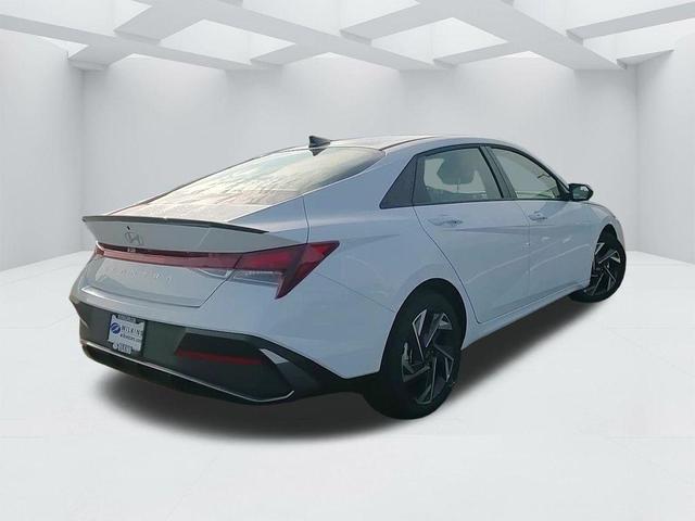 Photo of 2025 White Hyundai ELANTRA
