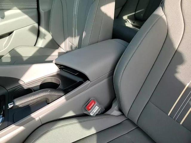 Photo of 2025 White Hyundai ELANTRA