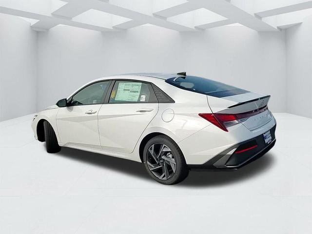 Photo of 2025 White Hyundai ELANTRA
