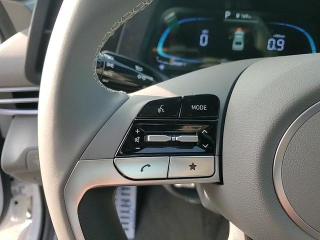 Photo of 2025 White Hyundai ELANTRA