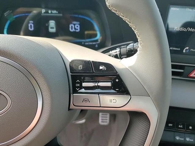 Photo of 2025 White Hyundai ELANTRA