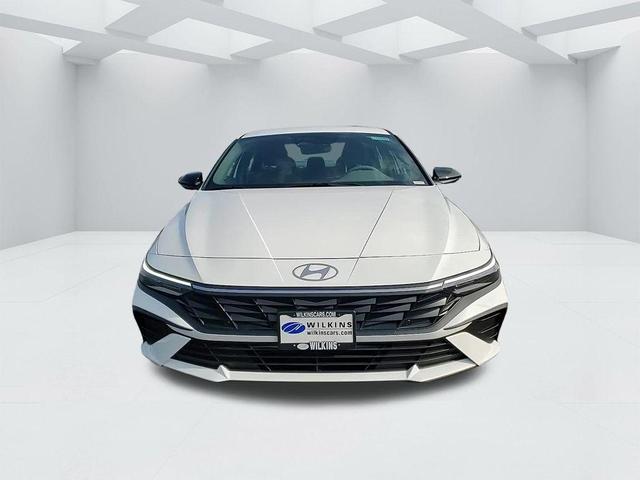 Photo of 2025 White Hyundai ELANTRA