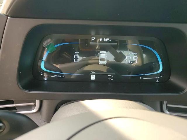 Photo of 2025 White Hyundai ELANTRA