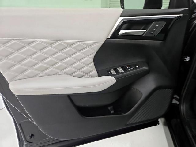 Photo of 2022 Black Mitsubishi Outlander