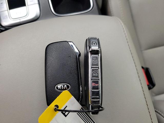Photo of 2020 White Kia Telluride