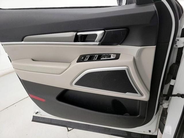 Photo of 2020 White Kia Telluride