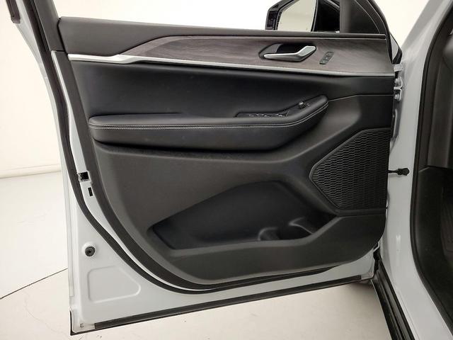 Photo of 2023 White Jeep Grand Cherokee L