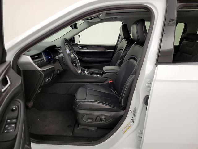 Photo of 2023 White Jeep Grand Cherokee L