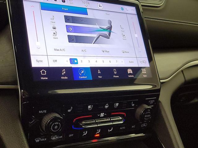 Photo of 2023 White Jeep Grand Cherokee L