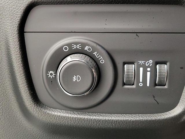 Photo of 2023 White Jeep Grand Cherokee L
