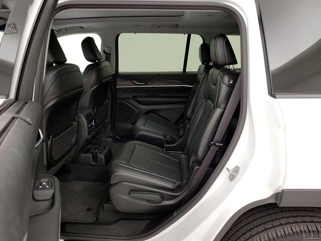 Photo of 2023 White Jeep Grand Cherokee L