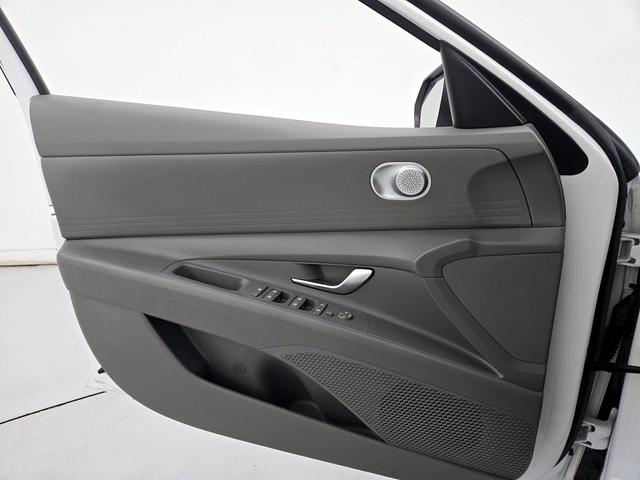 Photo of 2021 White Hyundai ELANTRA