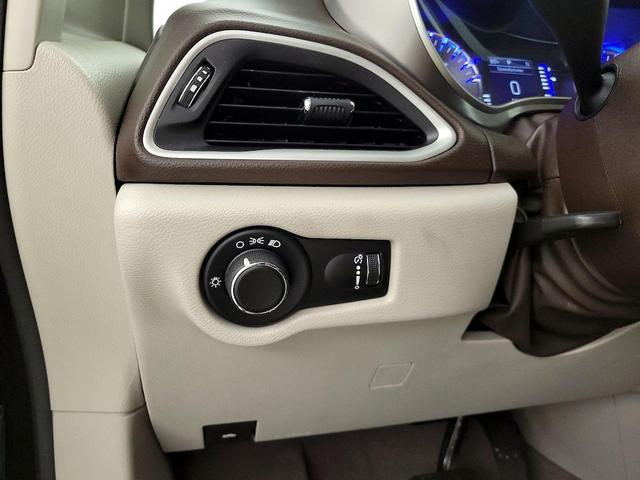 Photo of 2021 Black Chrysler Voyager