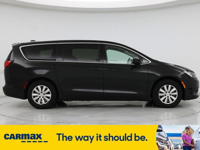 Photo of 2021 Black Chrysler Voyager