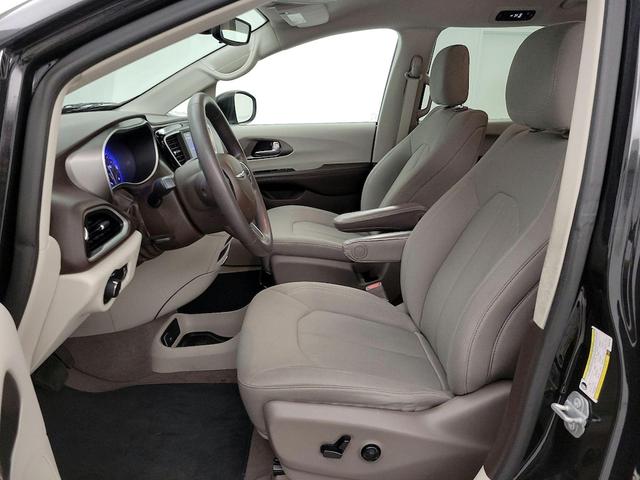 Photo of 2021 Black Chrysler Voyager