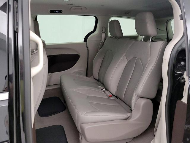 Photo of 2021 Black Chrysler Voyager
