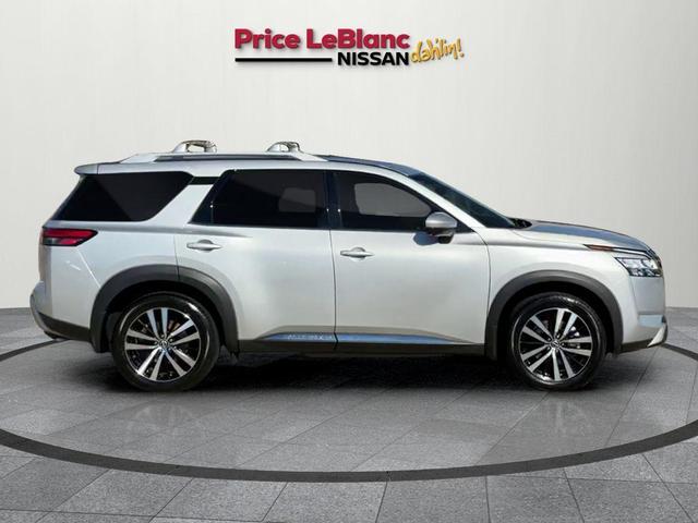 Photo of 2023 Brilliant Silver Metallic Nissan Pathfinder