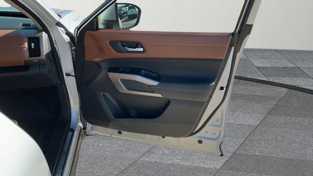 Photo of 2023 Brilliant Silver Metallic Nissan Pathfinder