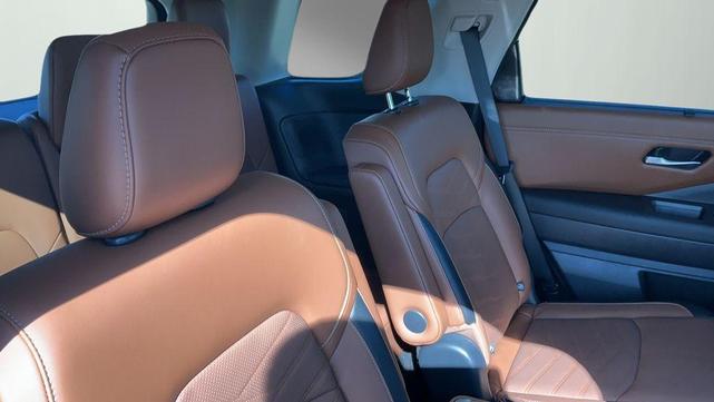 Photo of 2023 Brilliant Silver Metallic Nissan Pathfinder