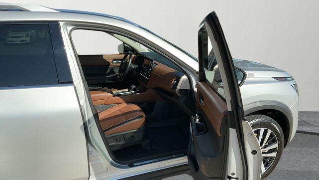 Photo of 2023 Brilliant Silver Metallic Nissan Pathfinder