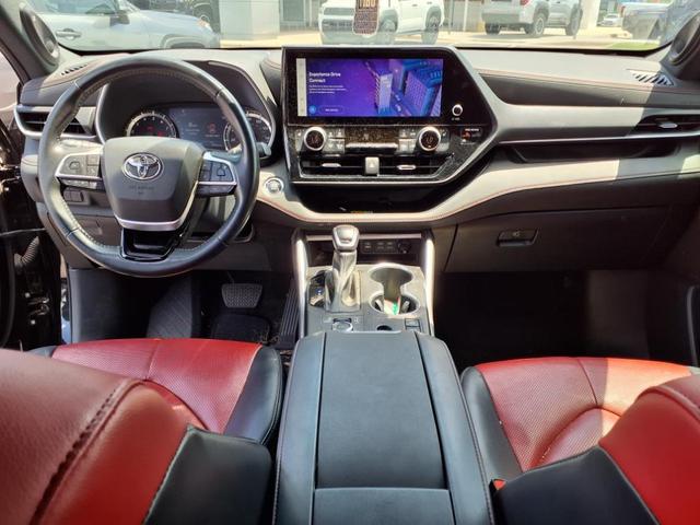 Photo of 2023 Midnight Black Metallic Toyota Highlander