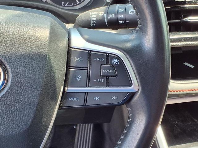 Photo of 2023 Midnight Black Metallic Toyota Highlander