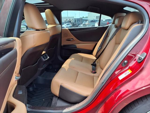 Photo of 2019 Matador Red Mica Lexus ES 350