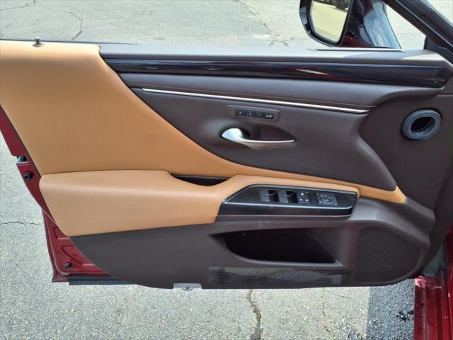 Photo of 2019 Matador Red Mica Lexus ES 350