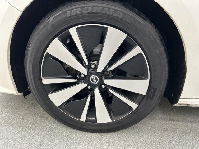 Photo of 2021 Pearl White Tricoat Nissan Altima