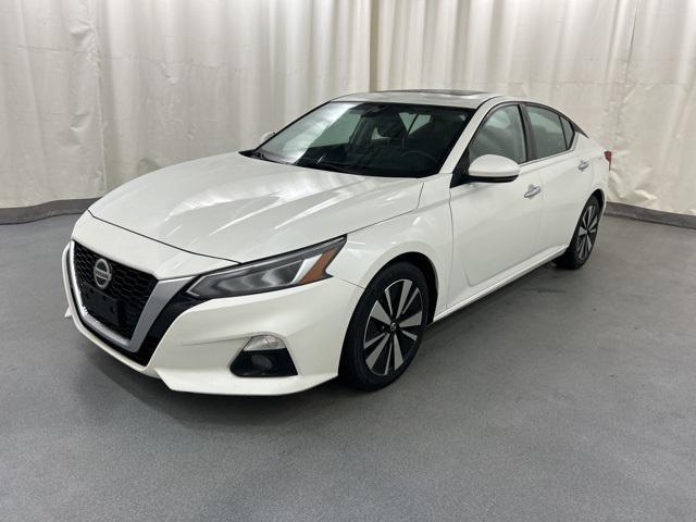 Photo of 2021 Pearl White Tricoat Nissan Altima