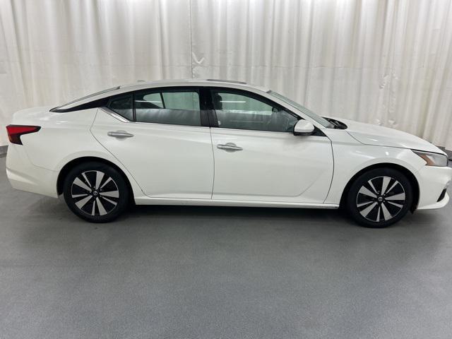 Photo of 2021 Pearl White Tricoat Nissan Altima
