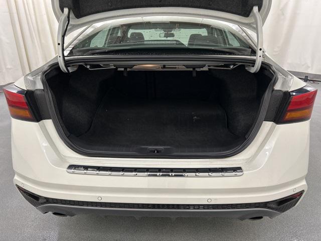 Photo of 2022 Pearl White Tricoat Nissan Altima