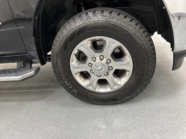 Photo of 2024 Diamond Black Crystal Pearlcoat RAM 2500
