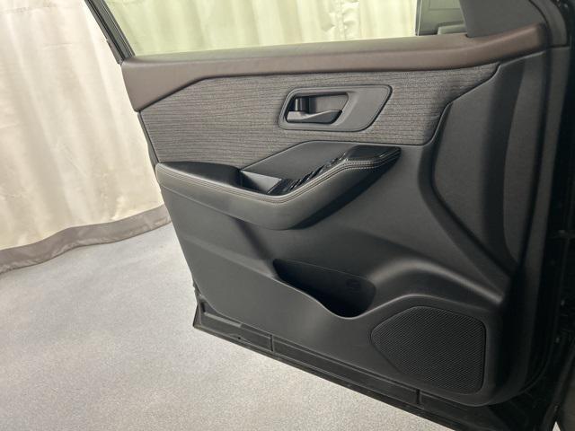Photo of 2021 Super Black Nissan Rogue