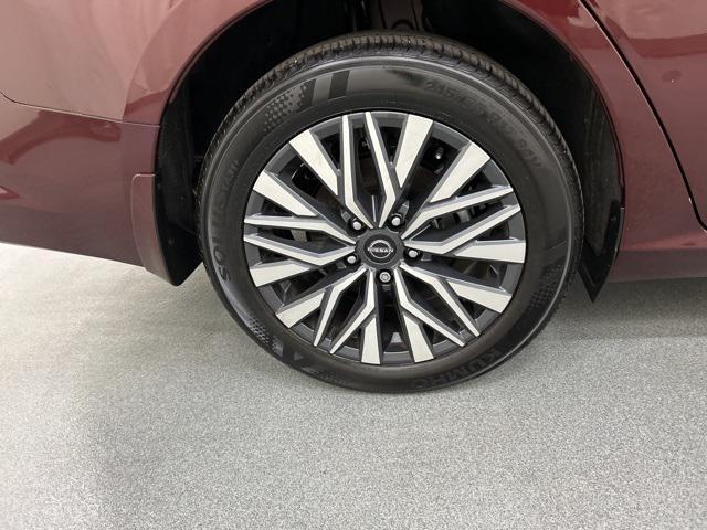 Photo of 2024 Garnet Pearl Metallic Nissan Altima