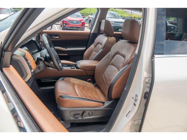 Photo of 2022 Pearl White Tricoat Nissan Pathfinder