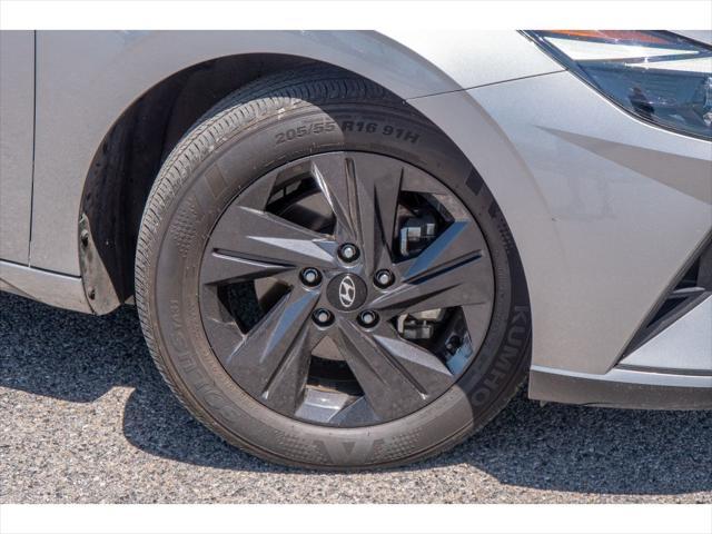Photo of 2022 Shimmering Silver Pearl Hyundai ELANTRA
